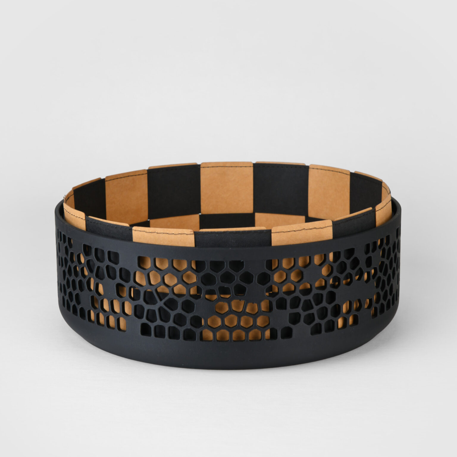 Dekoschale ‚Liv‘ in Schwarz mit Brotkorbeinlage ‚Pan‘ aus Texon Vogue (waschbares Papier) in der Farbe ‚caramel-black‘