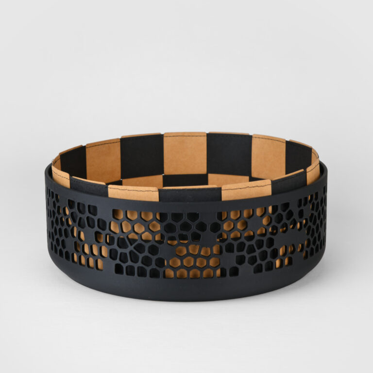 Dekoschale ‚Liv‘ in Schwarz mit Brotkorbeinlage ‚Pan‘ aus Texon Vogue (waschbares Papier) in der Farbe ‚caramel-black‘