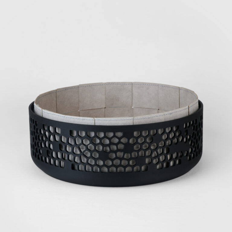 Dekoschale ‚Liv‘ in schwarz mit Brotkorbeinlage ‚Pan‘ aus Texon Vogue (waschbares Papier) in der Farbe ‚stone‘