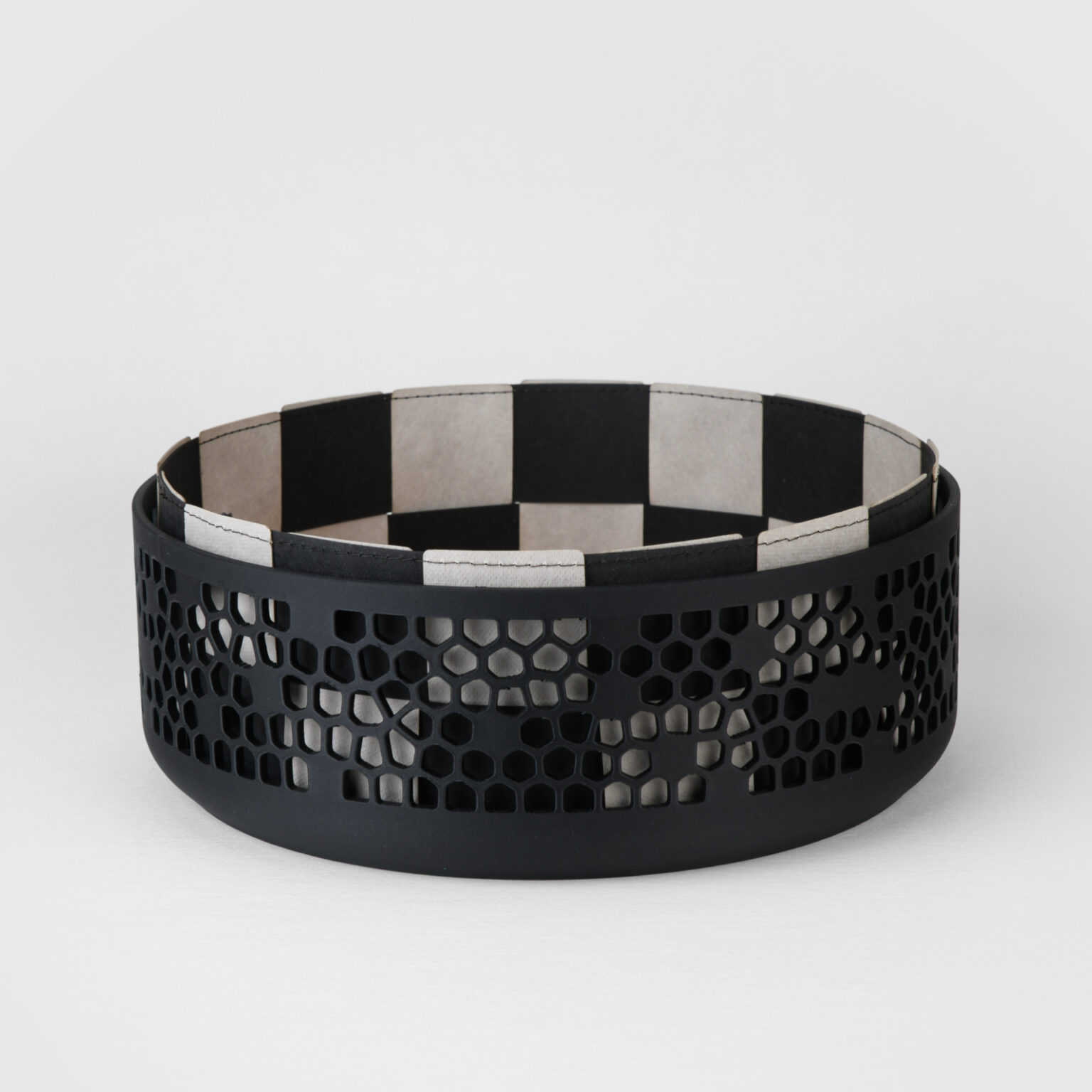 Dekoschale ‚Liv‘ in Schwarz mit Brotkorbeinlage ‚Pan‘ aus Texon Vogue (waschbares Papier) in der Farbe ‚stone-black‘